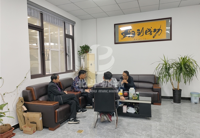 鋸末好色先生APP下载迎來遠方的客戶來訪