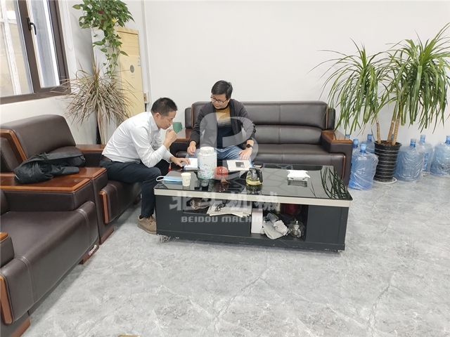 蘇州客戶走進好色视频TV下载機械,詳細了解木材好色先生APP下载新工藝